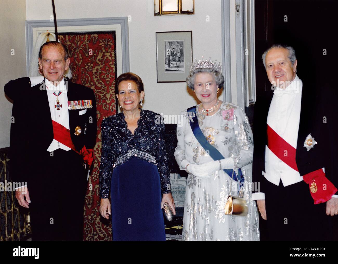 TRH Duca di Edimburgo-Senhora Maria Barroso-HM Regina Elisabetta II-Presidente Mario Soares del Portogallo partecipa a un banchetto presso l'ambasciata portoghese di Londra Foto Stock
