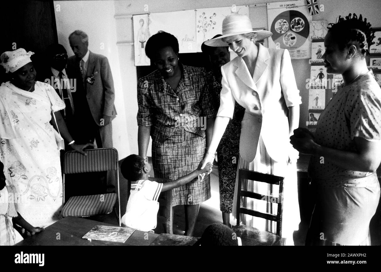 HRH Princess Diana visita la Scuola Yaounde Deaf e Dumb durante il suo tour reale del Camerun il 21 marzo 1990 Diana è un vestito Walker Catherine con un Foto Stock