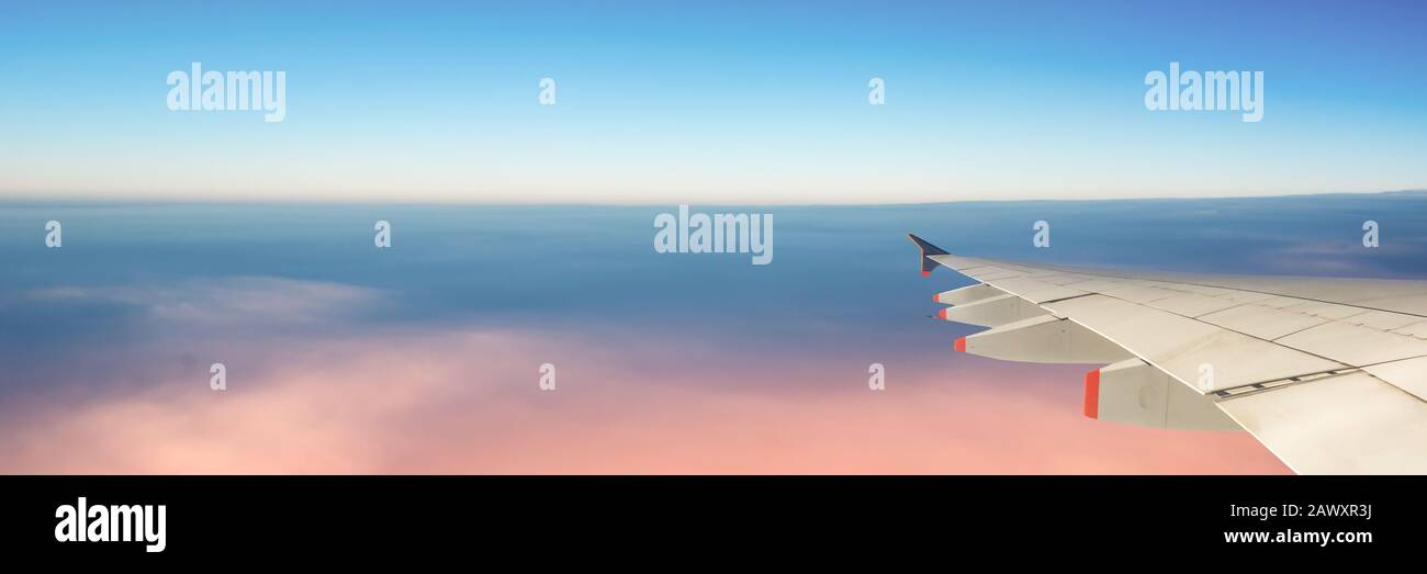 Aereo ala e cielo con spazio copia, banner panoramico web, concetto di viaggio Foto Stock