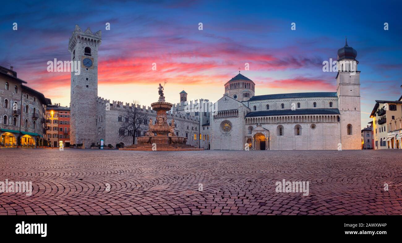 Trento, Italia. Panoramica città immagine della città storica di Trento, Trentino, Italia durante la bella alba. Foto Stock