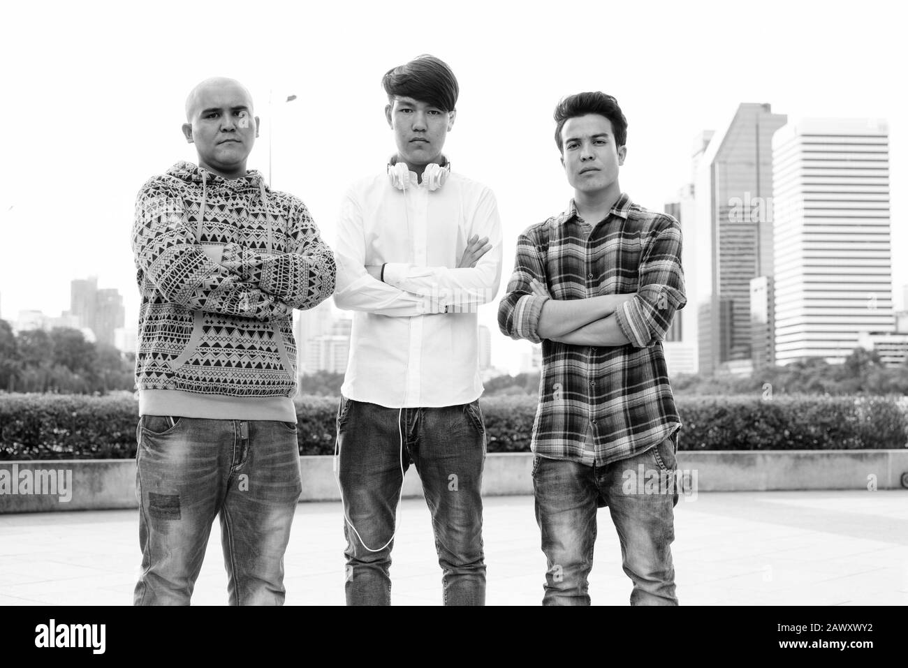 Tre giovani uomini asiatici di relax presso il parco insieme Foto Stock