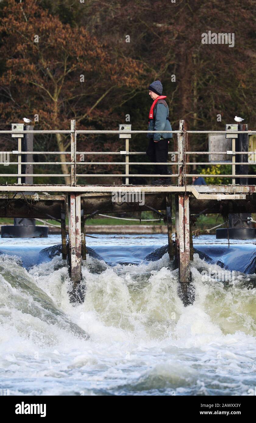 Un dipendente dell'Agenzia per l'ambiente cammina attraverso lo stregone a Ray Mill Island, Maidenhead, Berkshire, dopo la tempesta Ciara che ha devastato il paese la domenica. Foto Stock