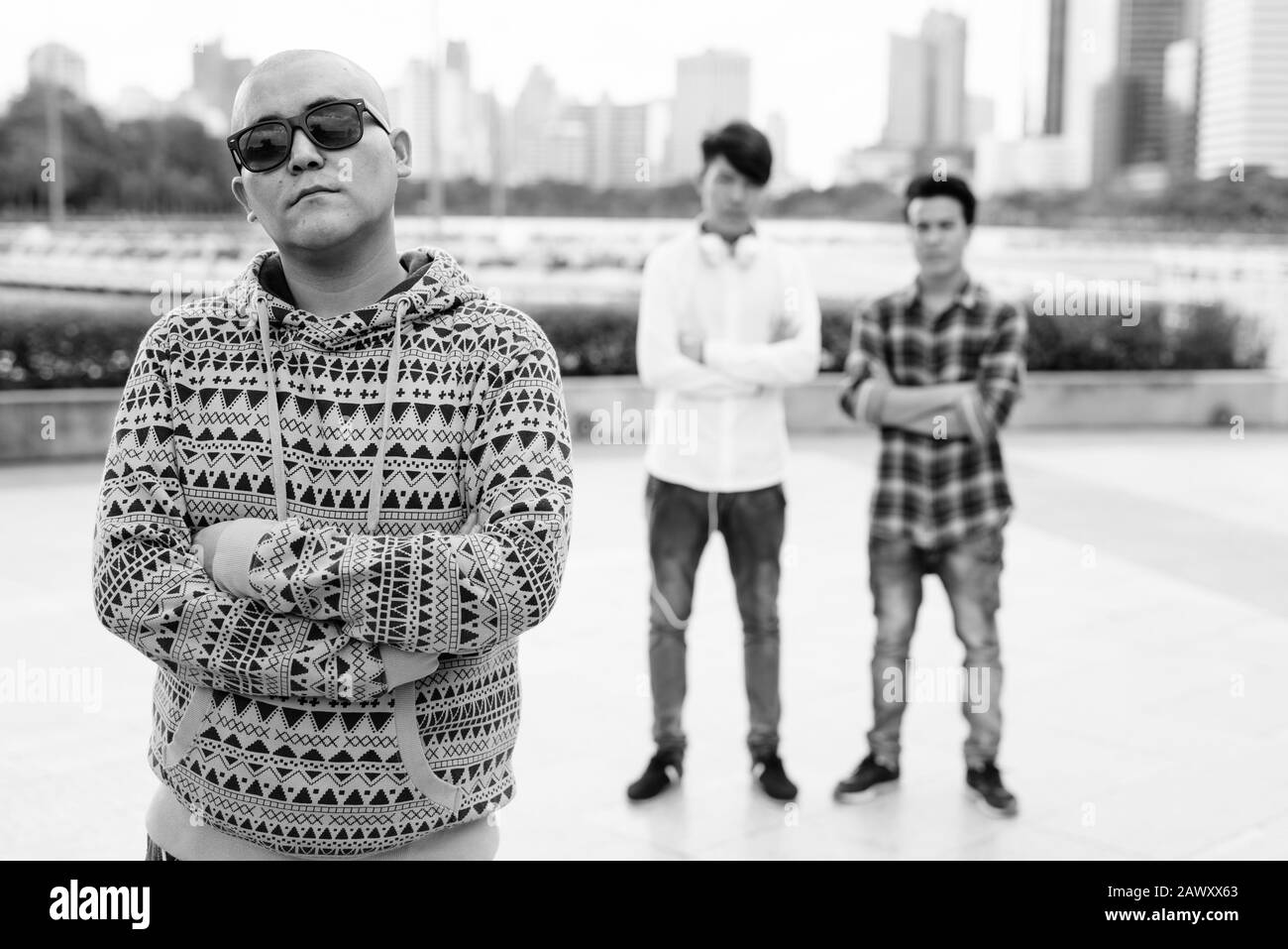 Tre giovani uomini asiatici di relax presso il parco insieme Foto Stock