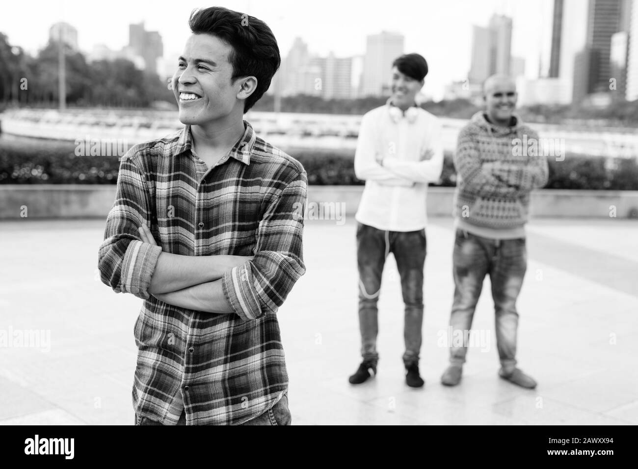 Tre giovani uomini asiatici di relax presso il parco insieme Foto Stock