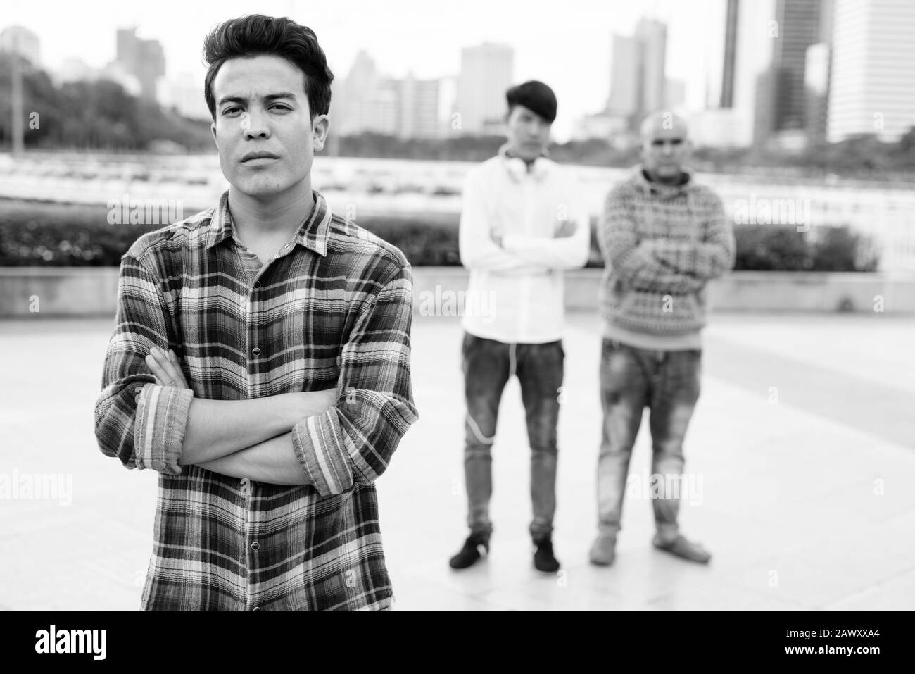 Tre giovani uomini asiatici di relax presso il parco insieme Foto Stock