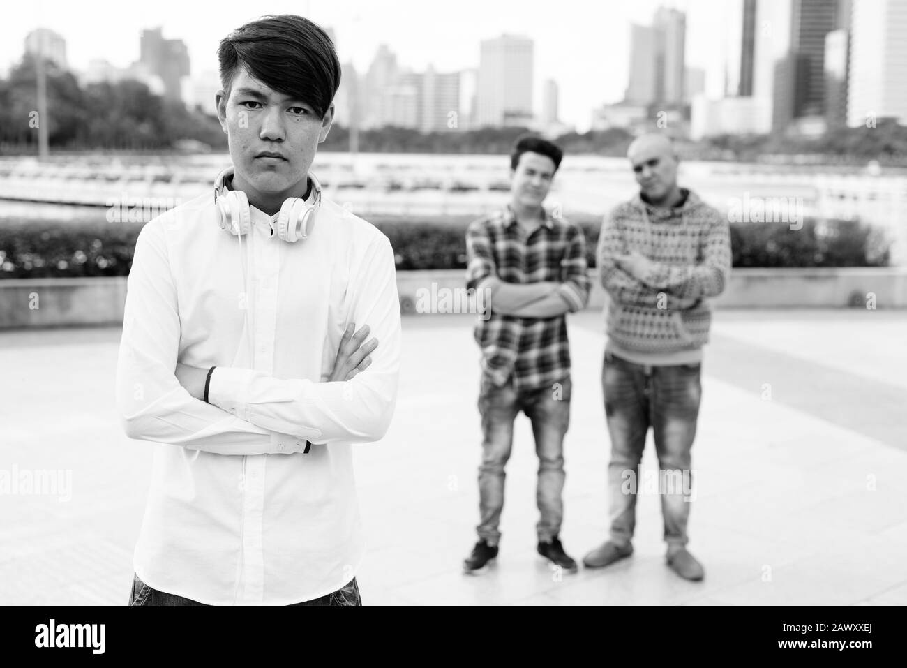 Tre giovani uomini asiatici di relax presso il parco insieme Foto Stock