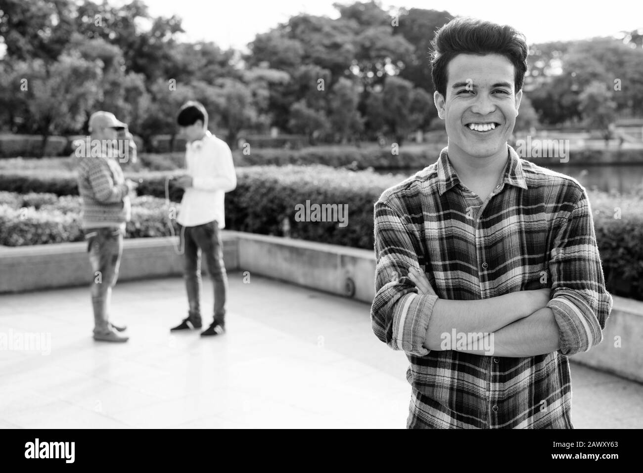 Tre giovani uomini asiatici di relax presso il parco insieme Foto Stock