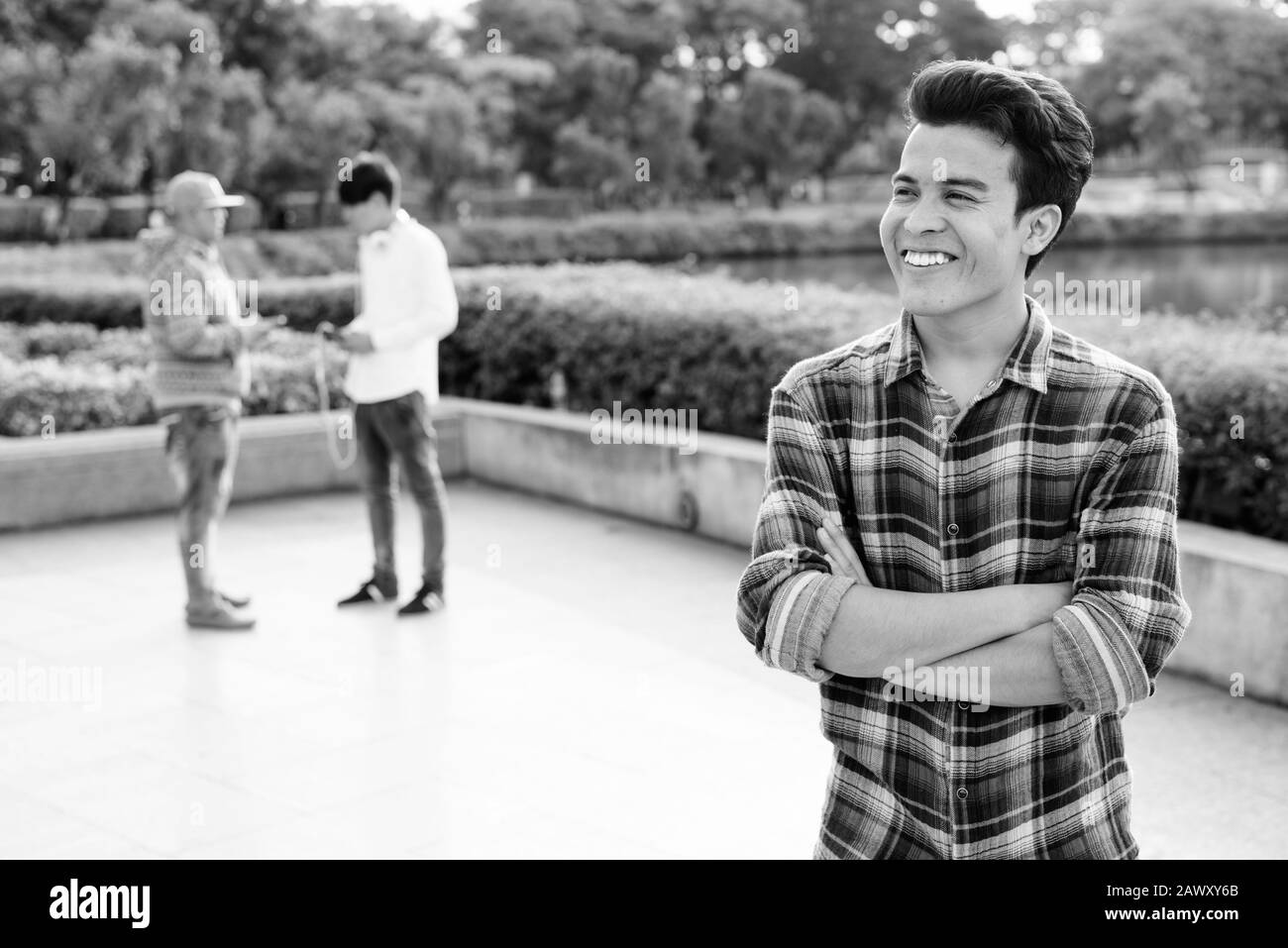 Tre giovani uomini asiatici di relax presso il parco insieme Foto Stock