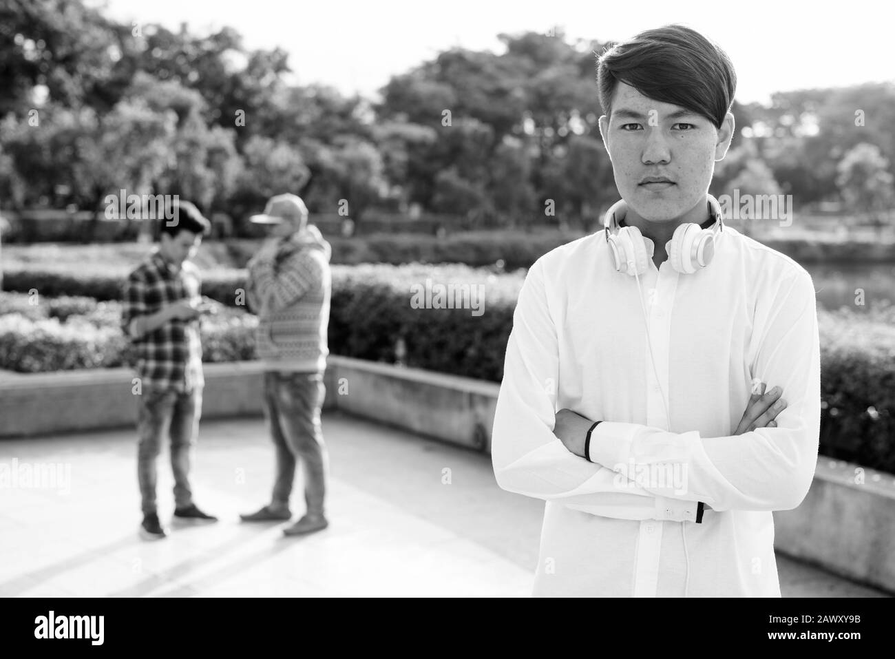 Tre giovani uomini asiatici di relax presso il parco insieme Foto Stock