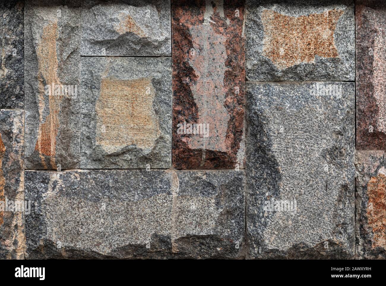 Blocchi di granito rettangolari ravvicinati di diversi colori e dimensioni Foto Stock