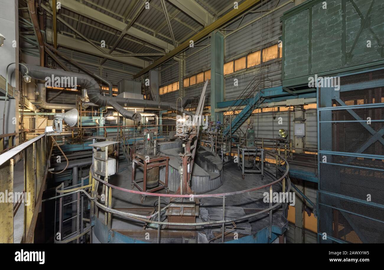 La parte superiore del reattore cilindrico per il trattamento del gas con una varietà di apparecchiature. Torre di assorbimento all'interno dell'impianto di incenerimento dei rifiuti Foto Stock