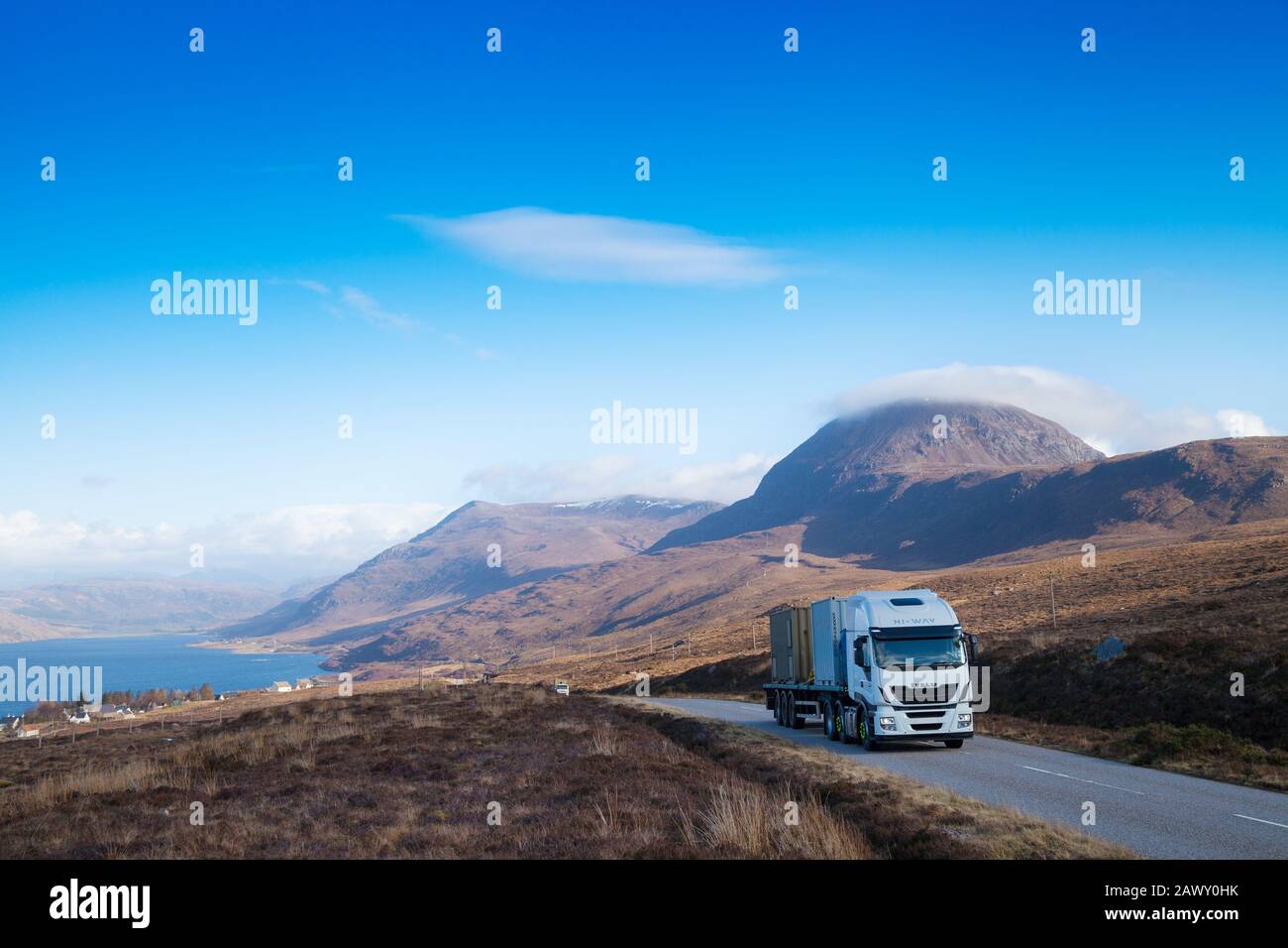 Un camion sulla A832 nelle Highlands scozzesi con Il Piccolo Loch Broom e la montagna Sail Mhor sullo sfondo Foto Stock