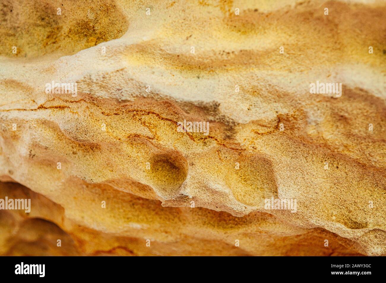 Ruvida giallo granuloso naturale sabbia texture sfondo libero forma linea e graffi Foto Stock