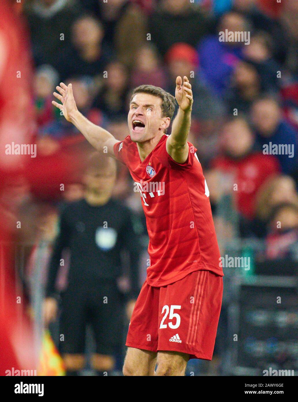 Calcio Monaco - Lipsia, Monaco Di Baviera 09 Febbraio 2020. Thomas MUELLER, MÜLLER, FCB 25 FC BAYERN MUNICH - RB LEIPZIG - DFL REGOLAMENTAZIONI PROIBISCONO QUALSIASI USO DI FOTOGRAFIE come SEQUENZE DI IMMAGINI e/o QUASI-VIDEO - 1.German Soccer League , Monaco, 09 febbraio 2020. Stagione 2019/2020, giorno della partita 21, FCB, München © Peter Schatz / Alamy Live News Foto Stock