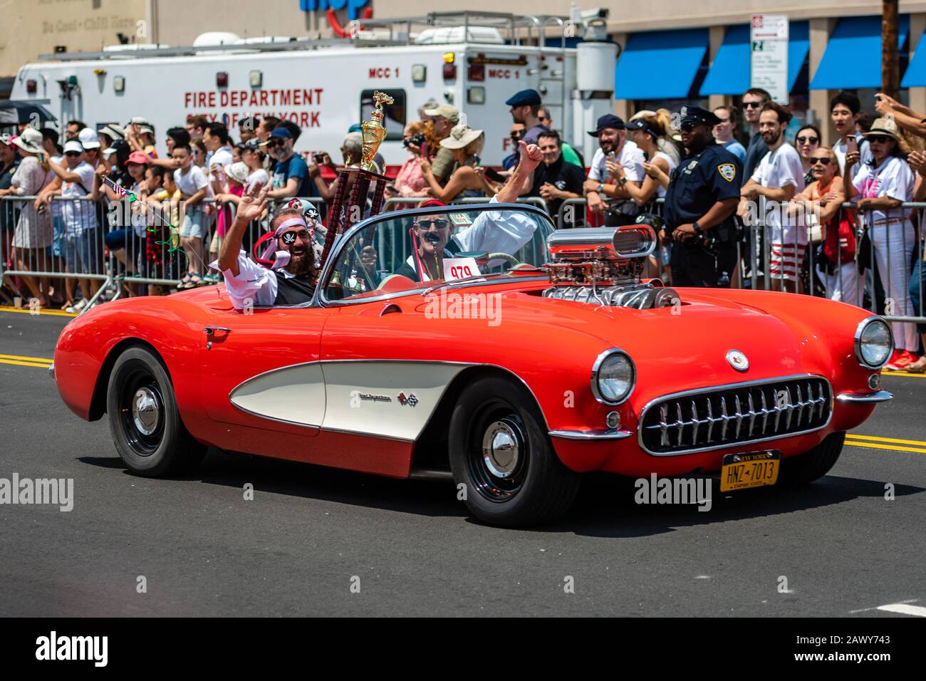 New York, USA - 22 giugno 2019: I partecipanti alla corsa in auto durante l'annuale Mermaid Parade a Coney Island, Brooklyn Foto Stock