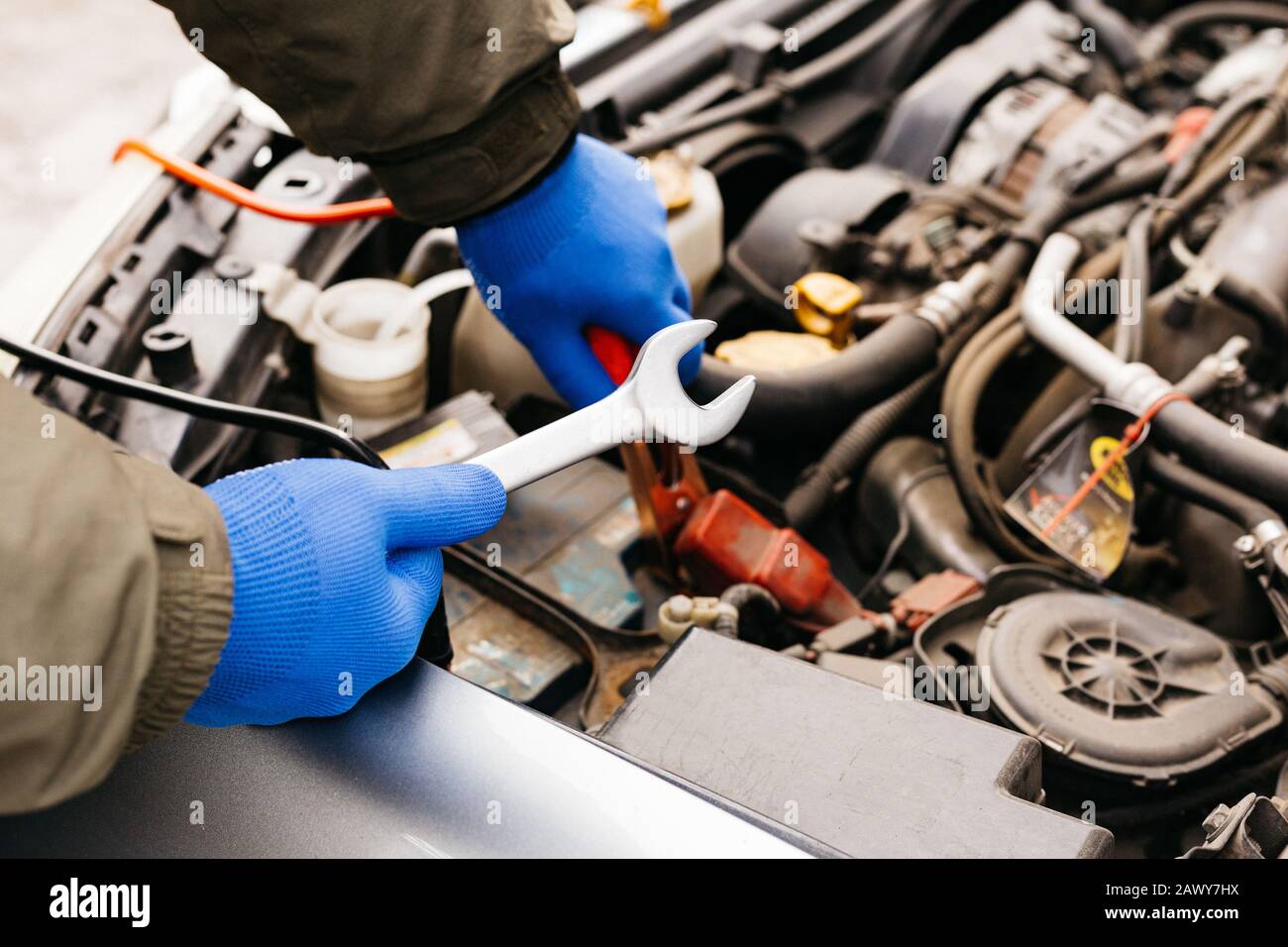 Ingegnere autorizzato in garage che utilizza una chiave