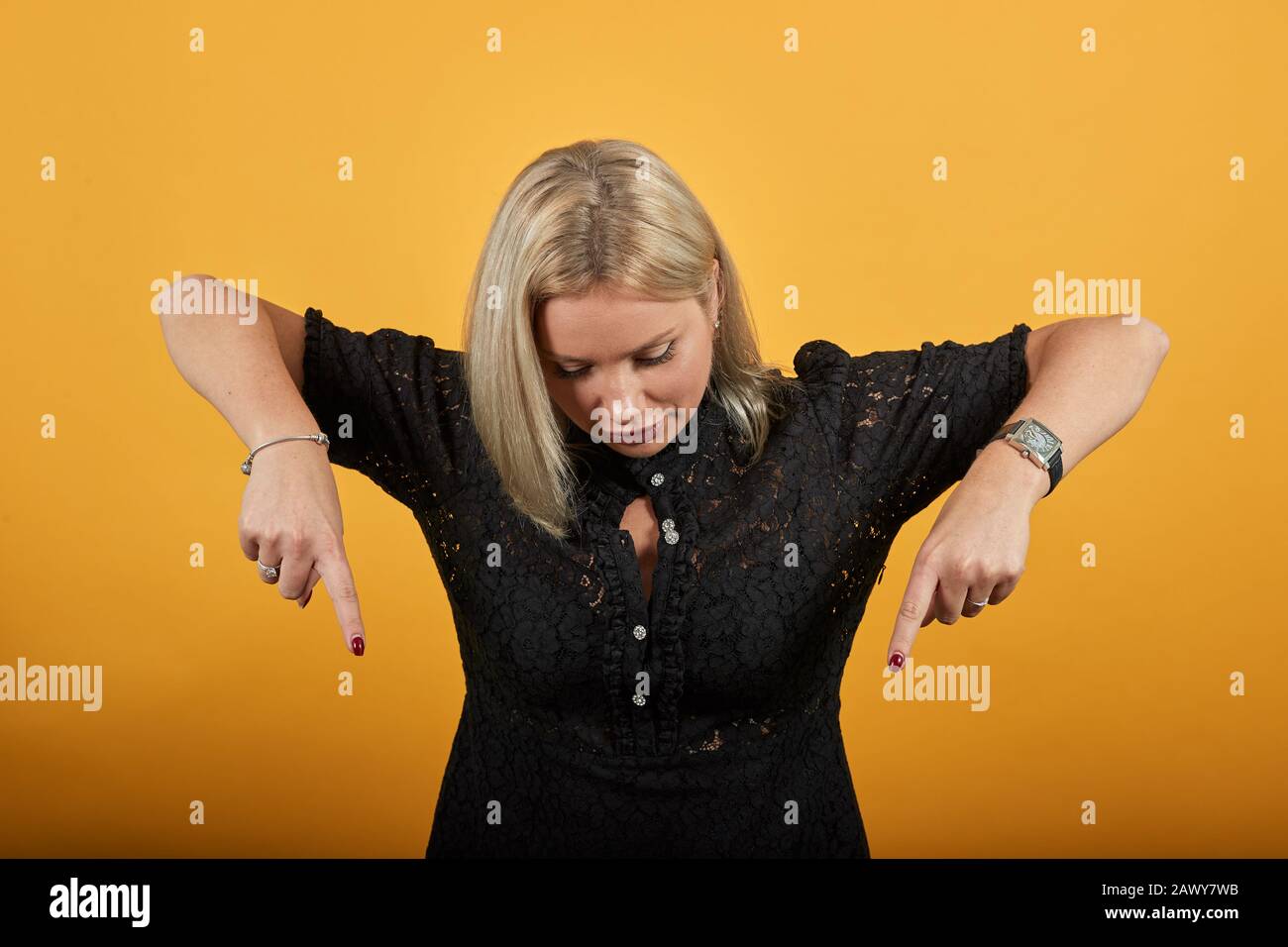 ragazza elegante donna fredda punta le dita giù Foto Stock