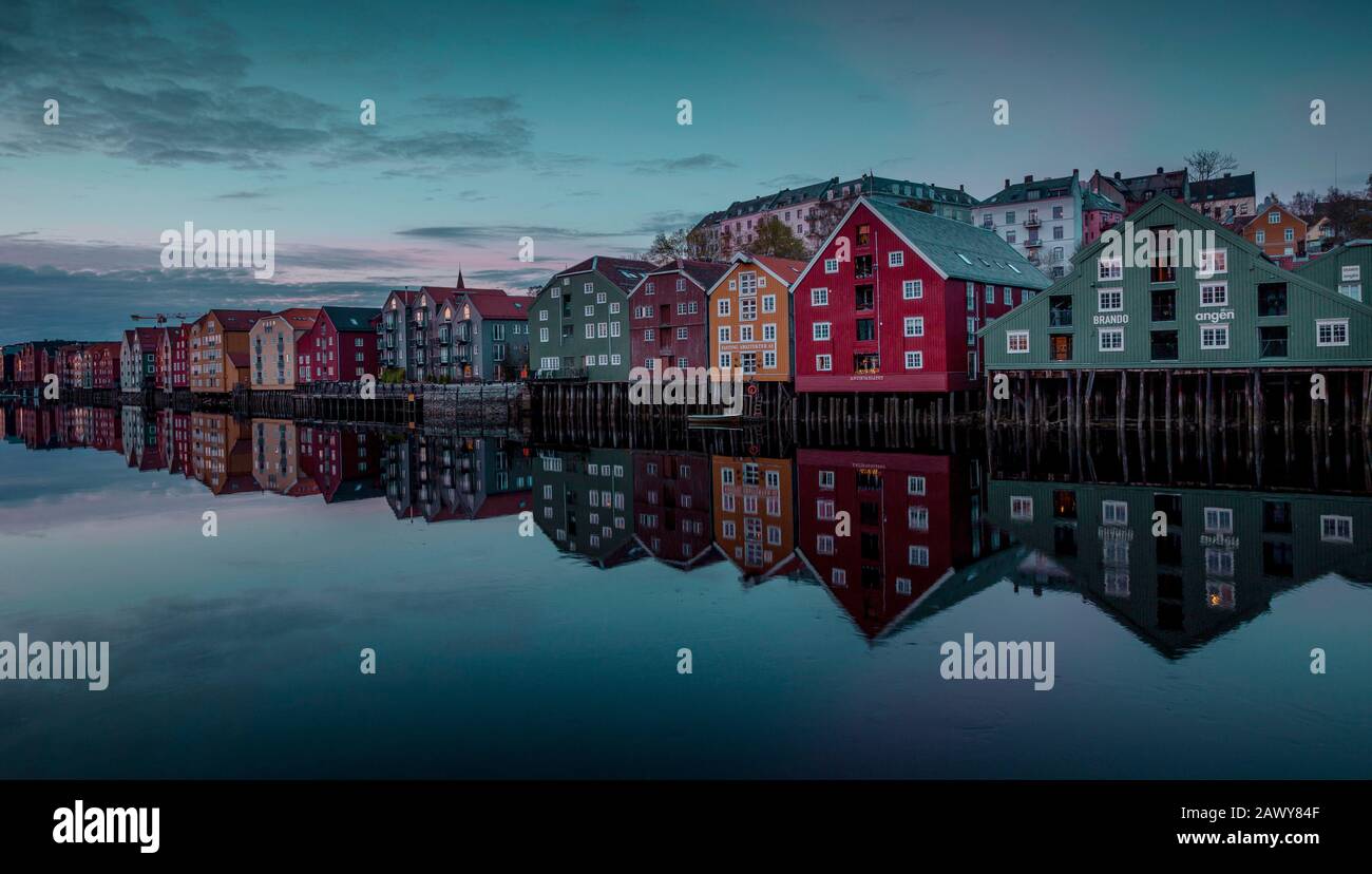 Via della città vecchia a Trondheim, Norvegia Foto Stock