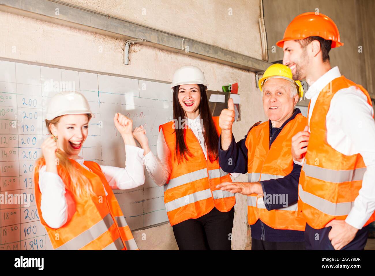 Gruppo di manager che celebrano la lista delle cose da fare Foto Stock