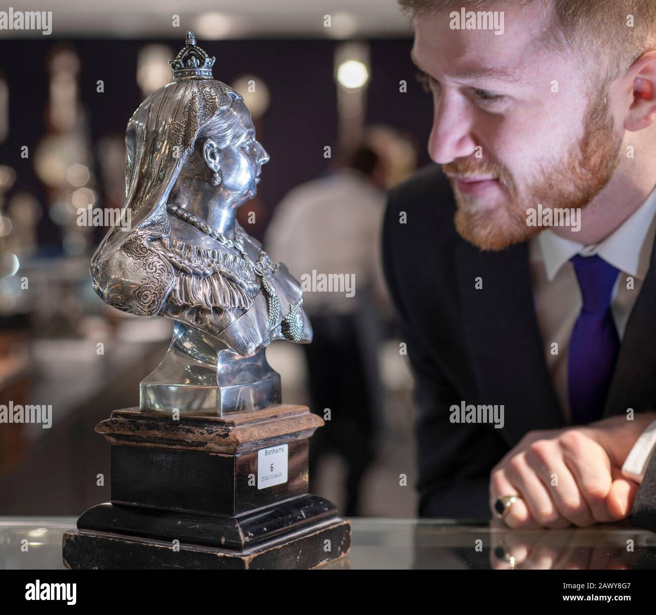 Bonhams Knightsbridge, Londra, Regno Unito. 10th febbraio 2020. Vendita in anteprima di vendita di Gentlemans Library, la vendita è in esecuzione dal 12-13 febbraio 2020. Immagine: Un busto in argento vittoriano della Queen Victoria, Goldsmiths & Silversmiths Company, Londra 1900. Stima: £2.000-3.000. Credito: Malcolm Park/Alamy Live News. Foto Stock