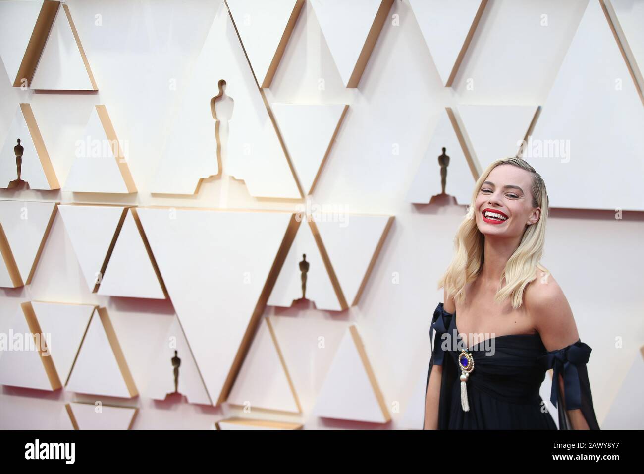 (200210) -- LOS ANGELES, 10 febbraio 2020 (Xinhua) -- Margot Robbie arriva per il tappeto rosso dei 92nd Academy Awards al Dolby Theatre di Los Angeles, Stati Uniti, il 9 febbraio 2020. (Xinhua/Li Ying) Foto Stock