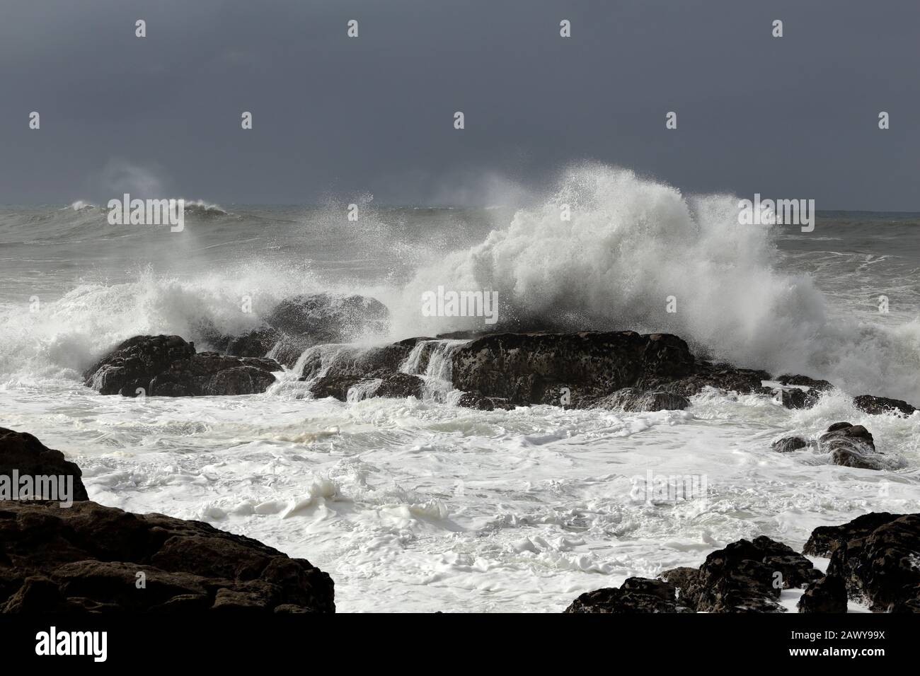 Costa rocciosa portoghese settentrionale prima della tempesta e della pioggia. Foto Stock