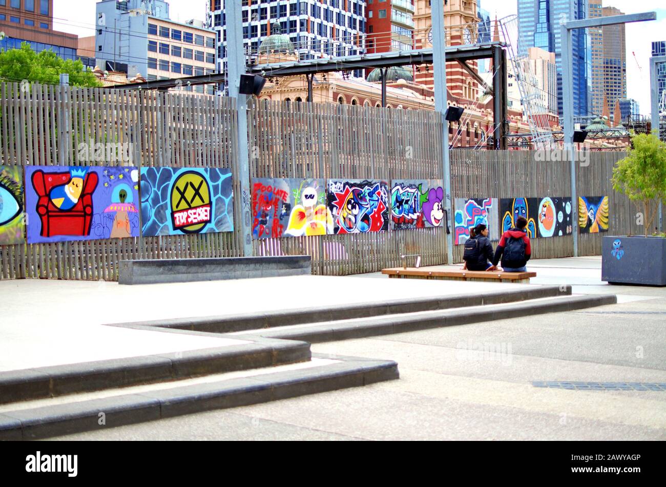 Graffiti a Flinders Passeggiata sul fiume Yarra, Melbourne, Australia Foto Stock