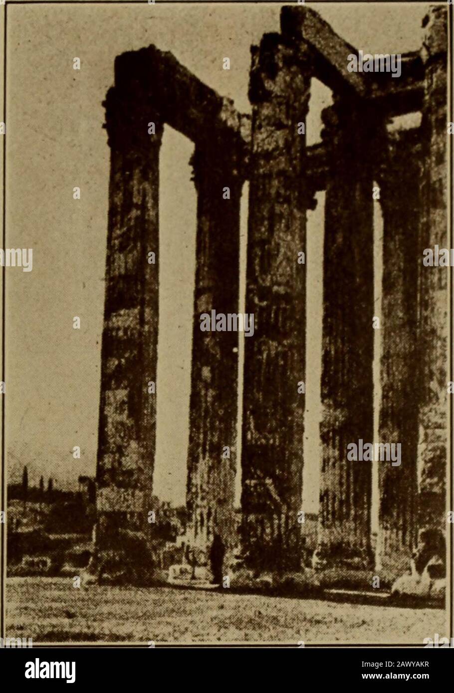 Grecia . Atene. - il portico nord del cchthcum. U servitudeto spaventoso a cui un abitante è mai stato sottomesso. Per quattro centuriesti Greci, asservito ai Turchi, gath-si è girato intorno ai pastori ircristiani, e. Fedeli alle tradizioni grandiose del loro passato immortale, ha atteso l'ora di liberazione. Thisliberation finalyè arrivato all'inizio del novecento. TheWar of Independ-ence, che brokeout nel 1821, sembrava destinato, a causa della scantezza del. Atene.- il Tempio di Zeus Olimpio. Risorse al dis-posal del greco-, ad un fallimento ignominioso. Ma patriot-i s in accomp Foto Stock
