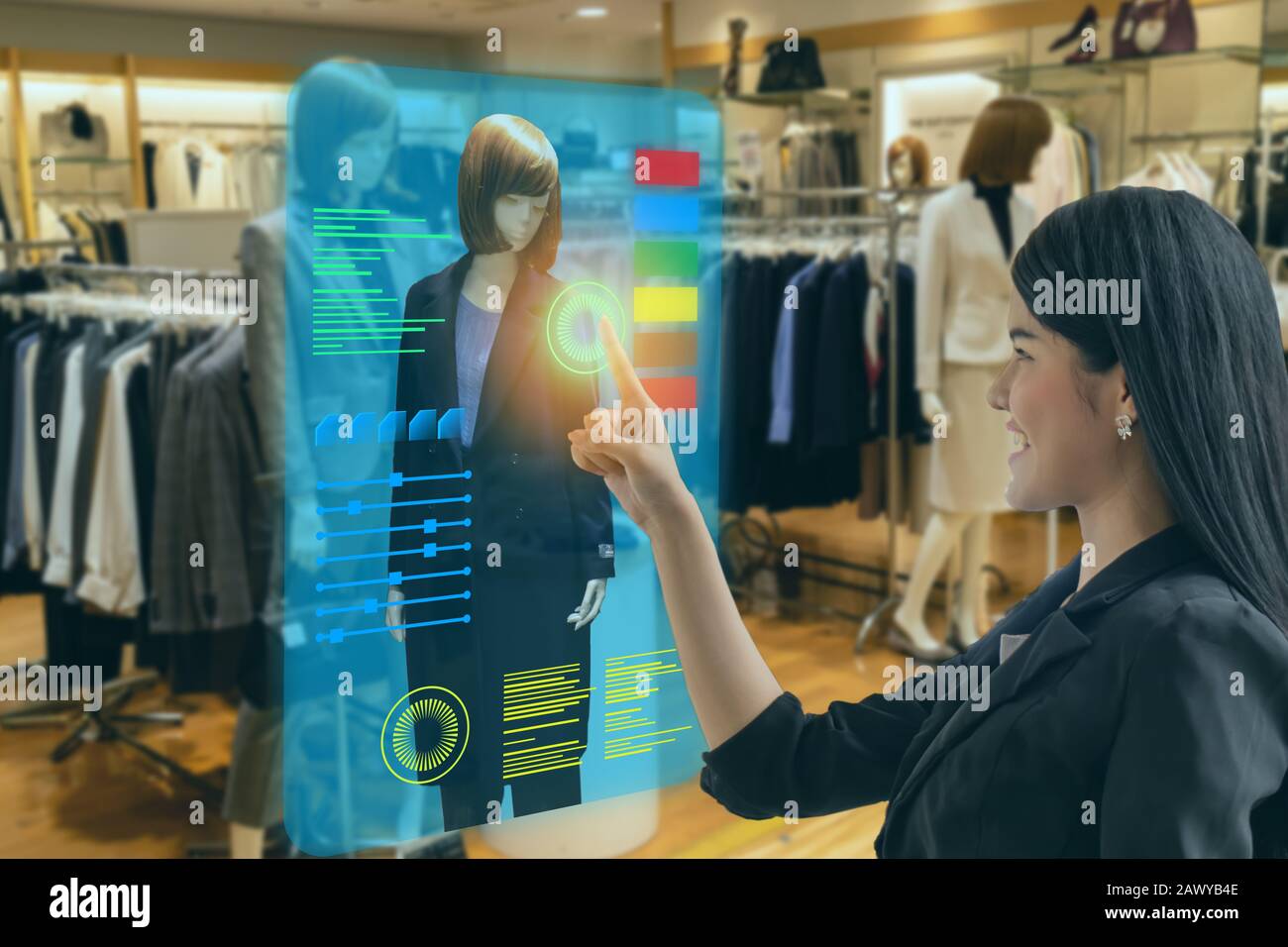 Iot smart retail tecnologia futuristico concetto, felice ragazza tenta di utilizzare smart display con virtuale o di realtà aumentata nel negozio al dettaglio o per scegliere Foto Stock