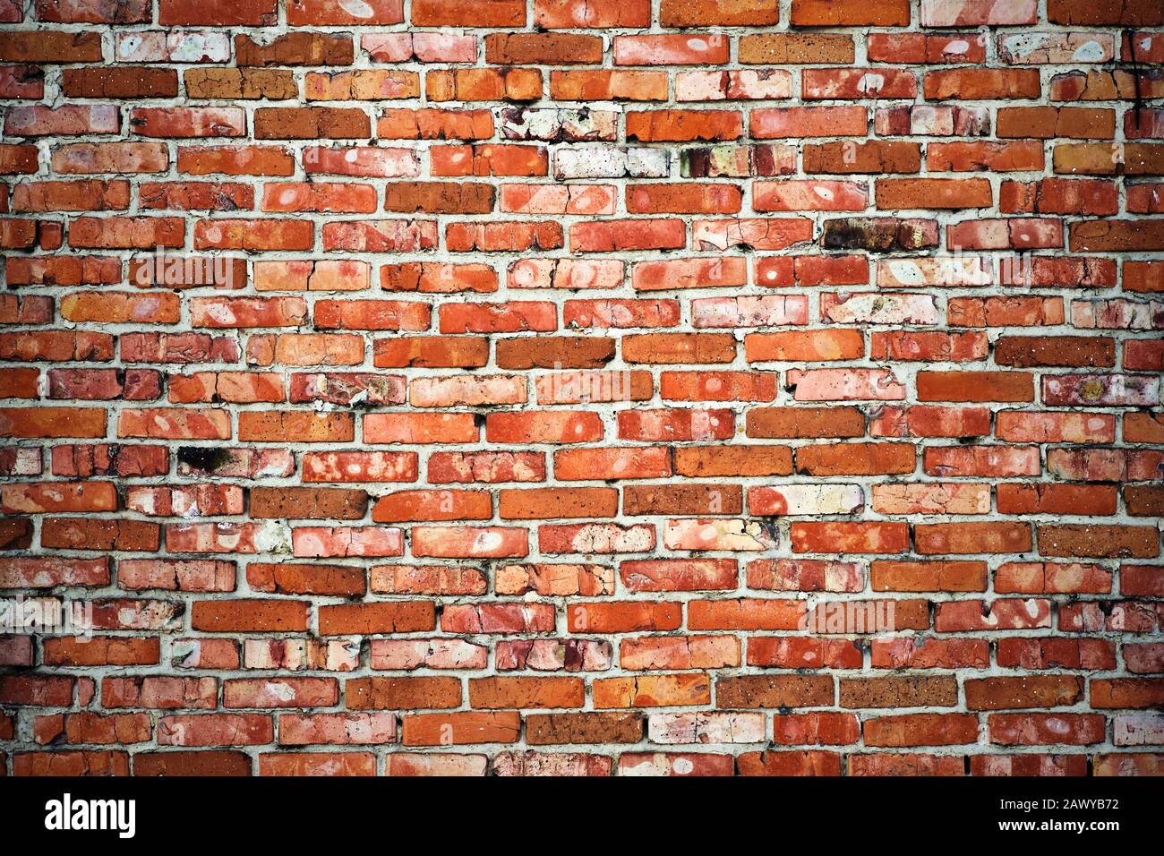 Struttura resistente agli agenti atmosferici di sfondo marrone scuro e mattoni rossi Foto Stock