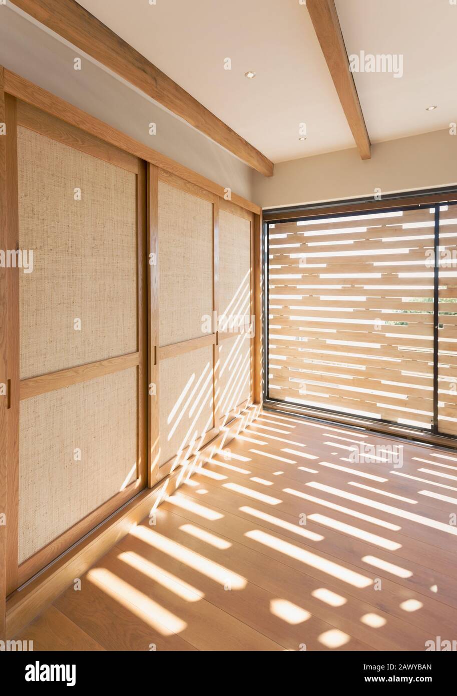 Luce del sole sui pavimenti in legno duro negli interni moderni e lussuosi della casa Foto Stock