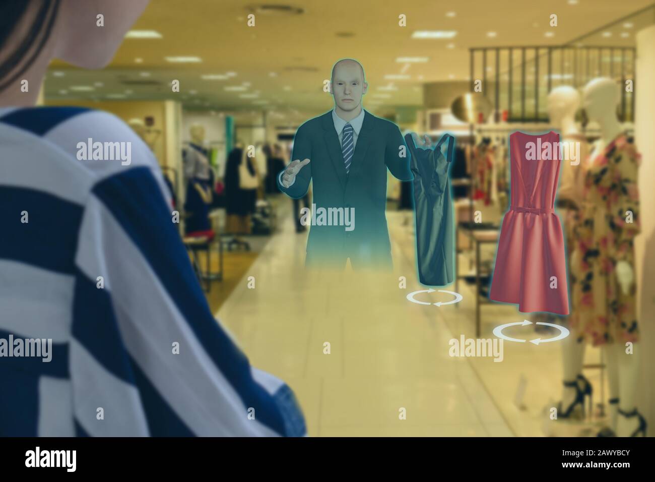 Iot smart retail tecnologia futuristico concetto, felice ragazza tenta di utilizzare smart display con virtuale o di realtà aumentata nel negozio al dettaglio o per scegliere Foto Stock