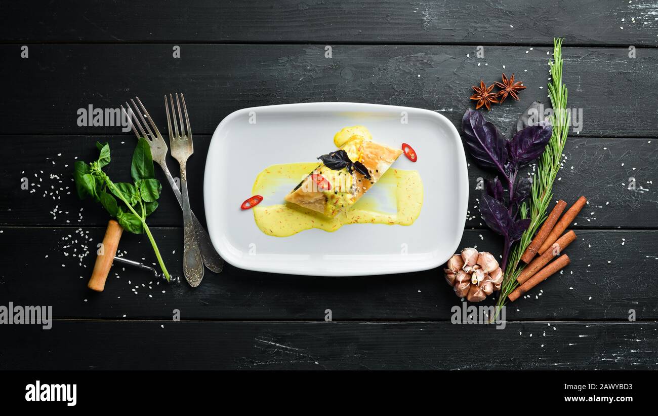 Salmone cotto con spinaci in pasta. Nella piastra. Vista dall'alto. Spazio libero per il testo. Foto Stock