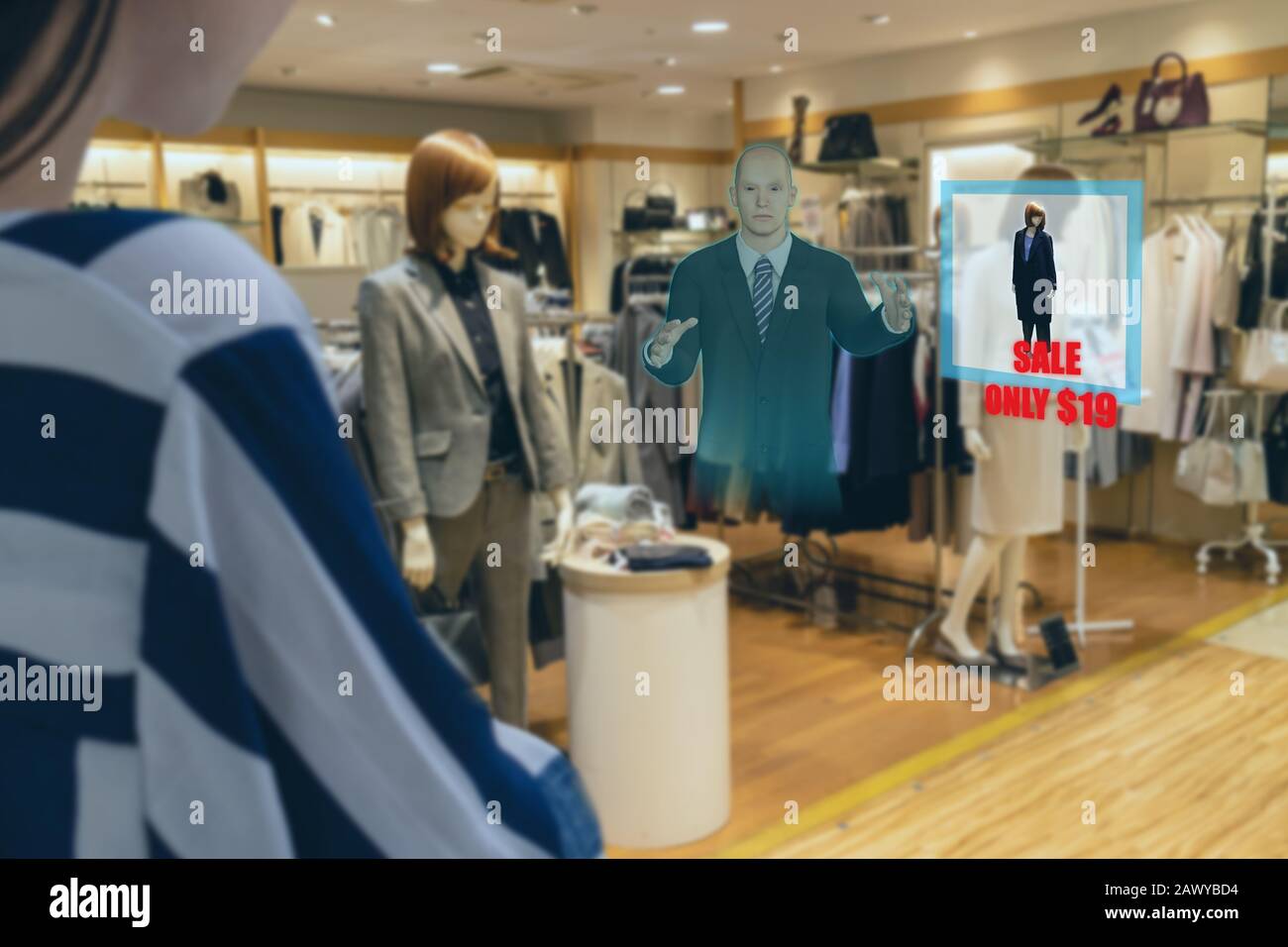 Iot smart retail tecnologia futuristico concetto, felice ragazza tenta di utilizzare smart display con virtuale o di realtà aumentata nel negozio al dettaglio o per scegliere Foto Stock