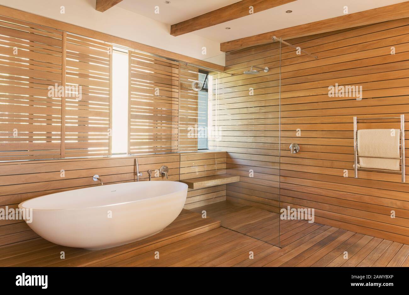 Lavandino e vasca da bagno a muro con tenda per doccia floreale bagno  interno Foto stock - Alamy