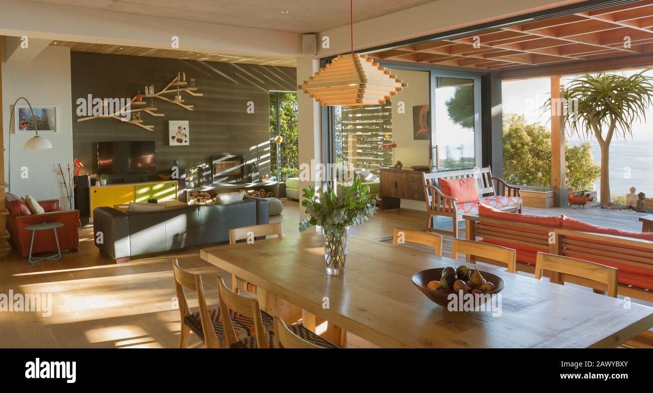 Soleggiata, moderna, lussuosa casa vetrina interna sala da pranzo aperto sul patio Foto Stock