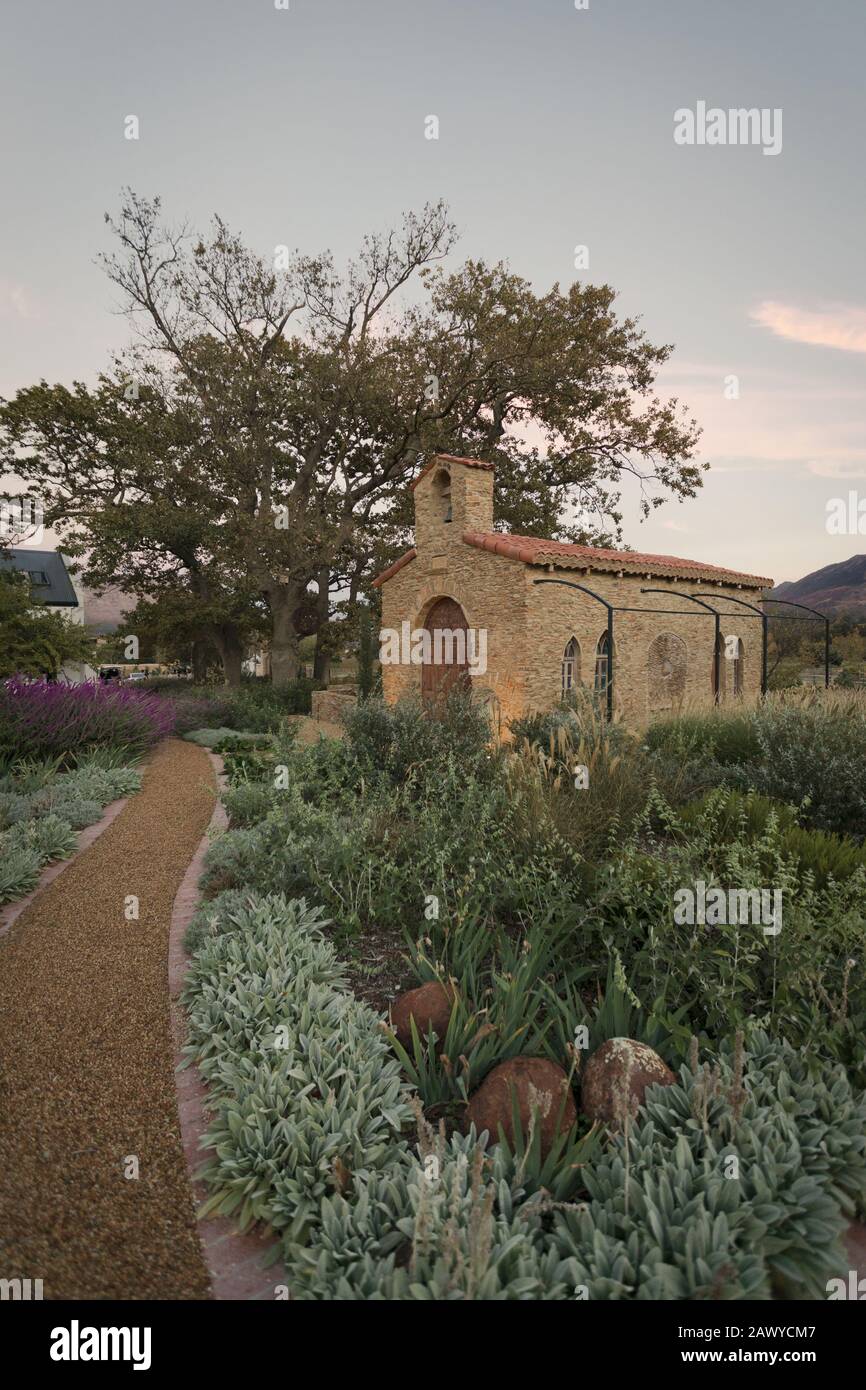 Idilliaca chiesa in pietra e tranquillo giardino Foto Stock