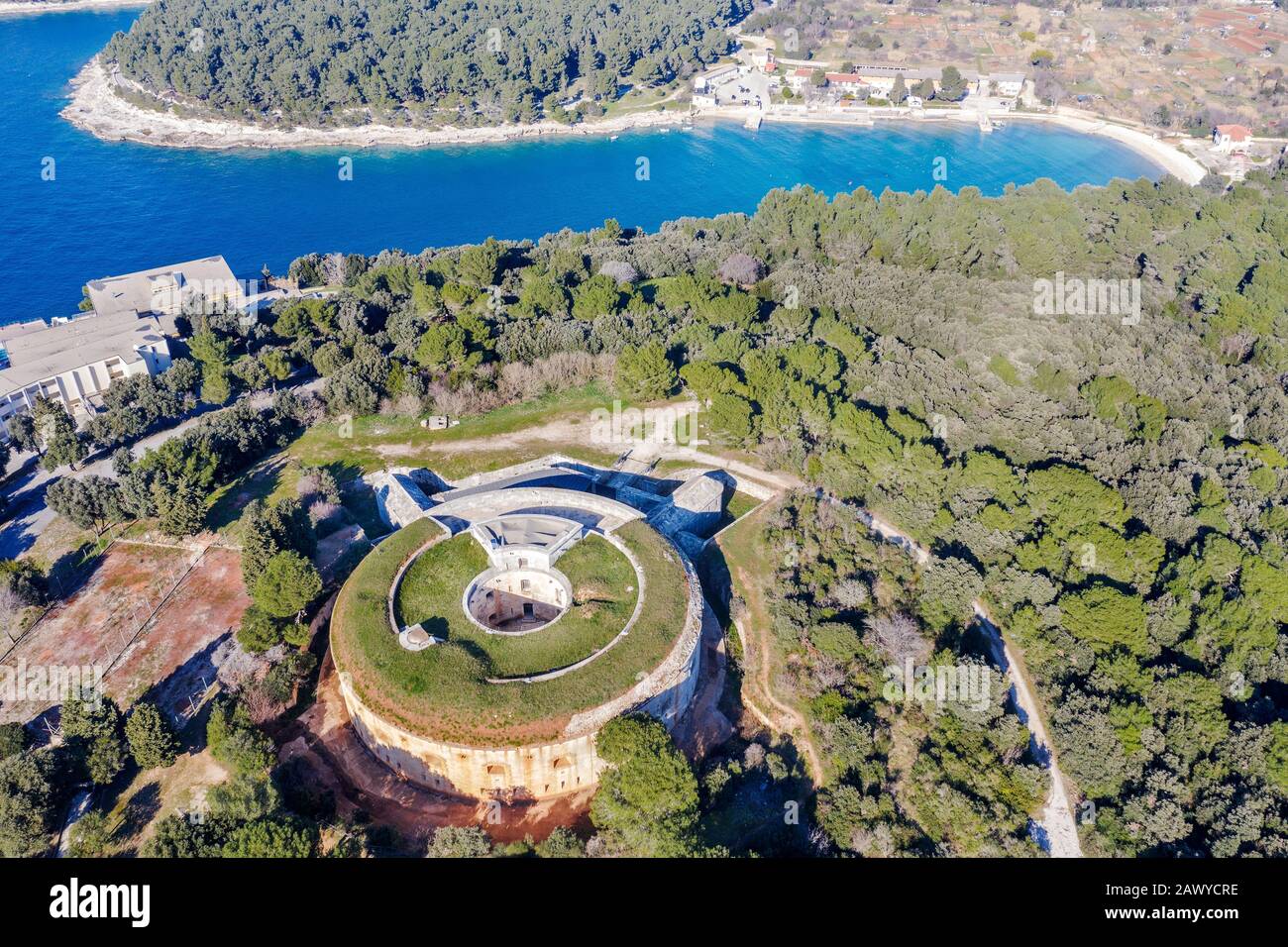 Una veduta aerea di Fort Bourguignon, una fortezza costruita durante l'Impero austriaco, sullo sfondo Valsaline baia, Pula, Istria, Croazia Foto Stock