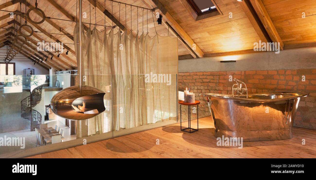 Home vetrina bagno interno loft con camino in acciaio inox e vasca Foto Stock