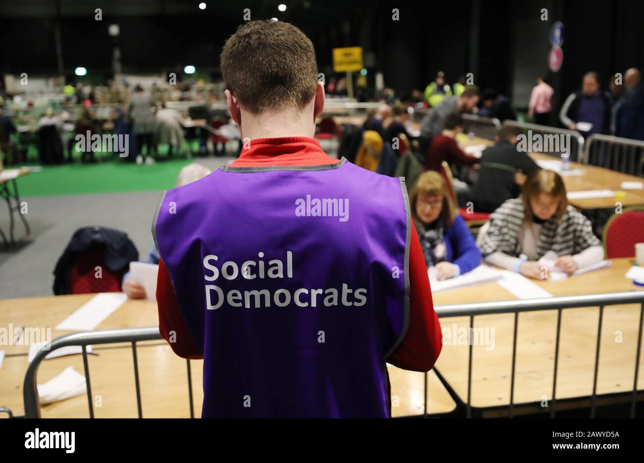 Un uomo dei socialdemocratici durante Le Elezioni generali irlandesi conta presso l'RDS di Dublino. Foto Stock