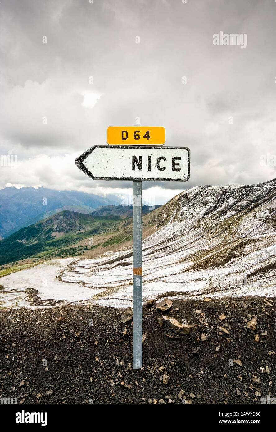 Cartello stradale per Nizza, Francia su una strada di montagna nelle Alpi Marittime, Francia meridionale, Europa Foto Stock