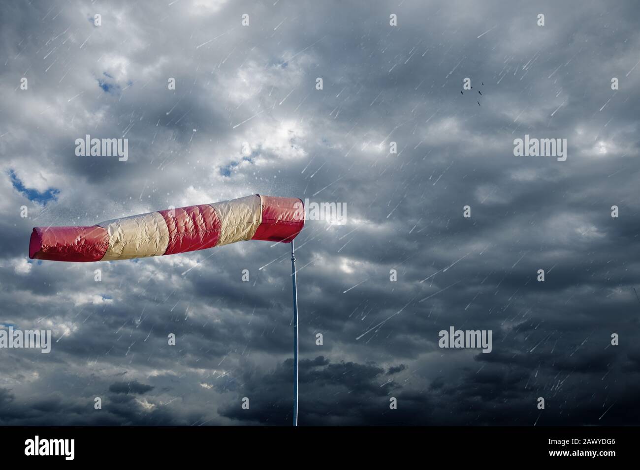 Air sock misura la velocità del vento in caso di pioggia. Hurricane,  tornado e tempesta concetto Foto stock - Alamy