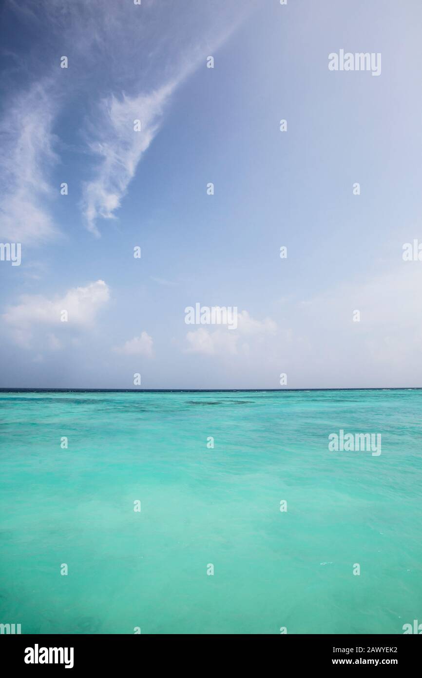 Idilliaco, turchese oceano sotto il cielo blu, Maldive Foto Stock