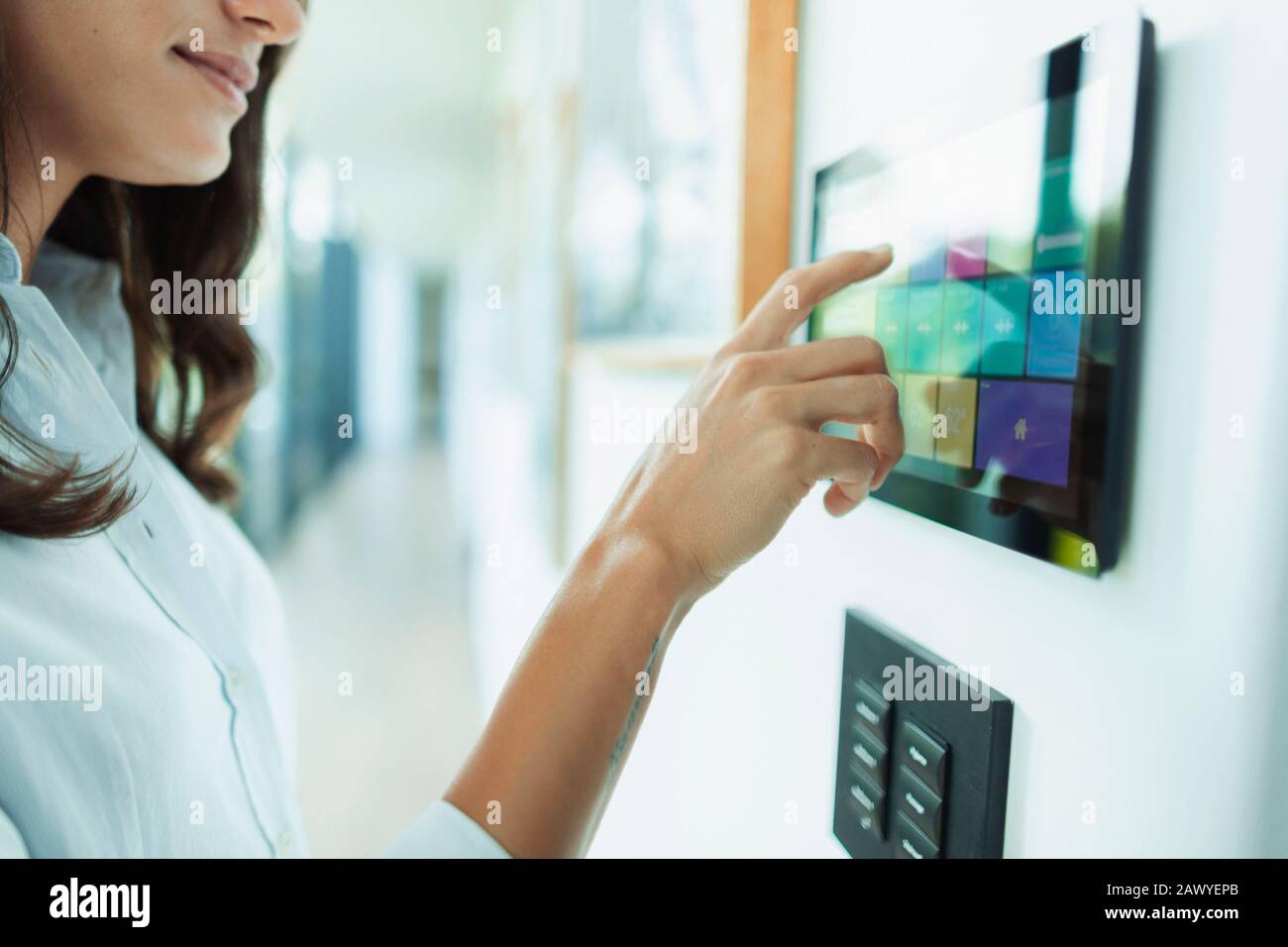 Primo piano donna a casa automazione touch screen pannello Foto Stock