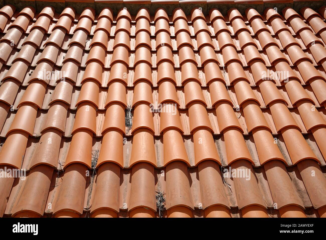 Immagine aerea di un tetto in terracotta. Possibile immagine di sfondo. Foto Stock