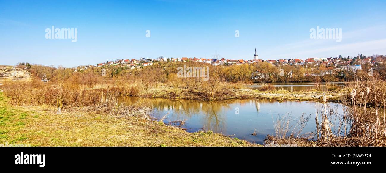 Villaggio di Poppenweiler, vista panorama dalla riserva naturale "Zugwiesen' al fiume Neckar Foto Stock