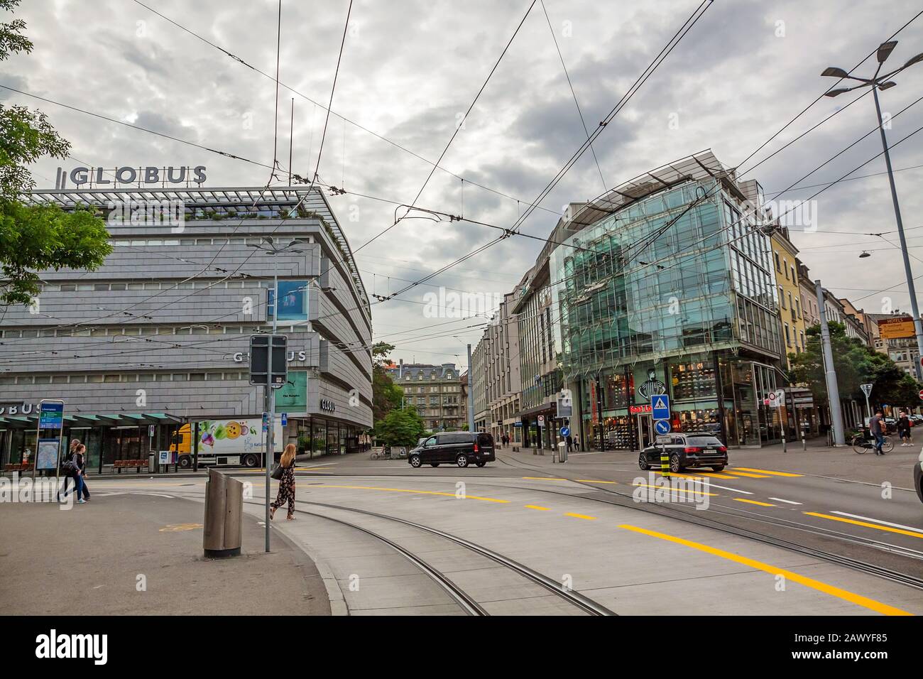 Zurigo, Svizzera - 10 giugno 2017: Città interna di Zurigo con edifici antichi e moderni. Binari del tram di fronte. Foto Stock