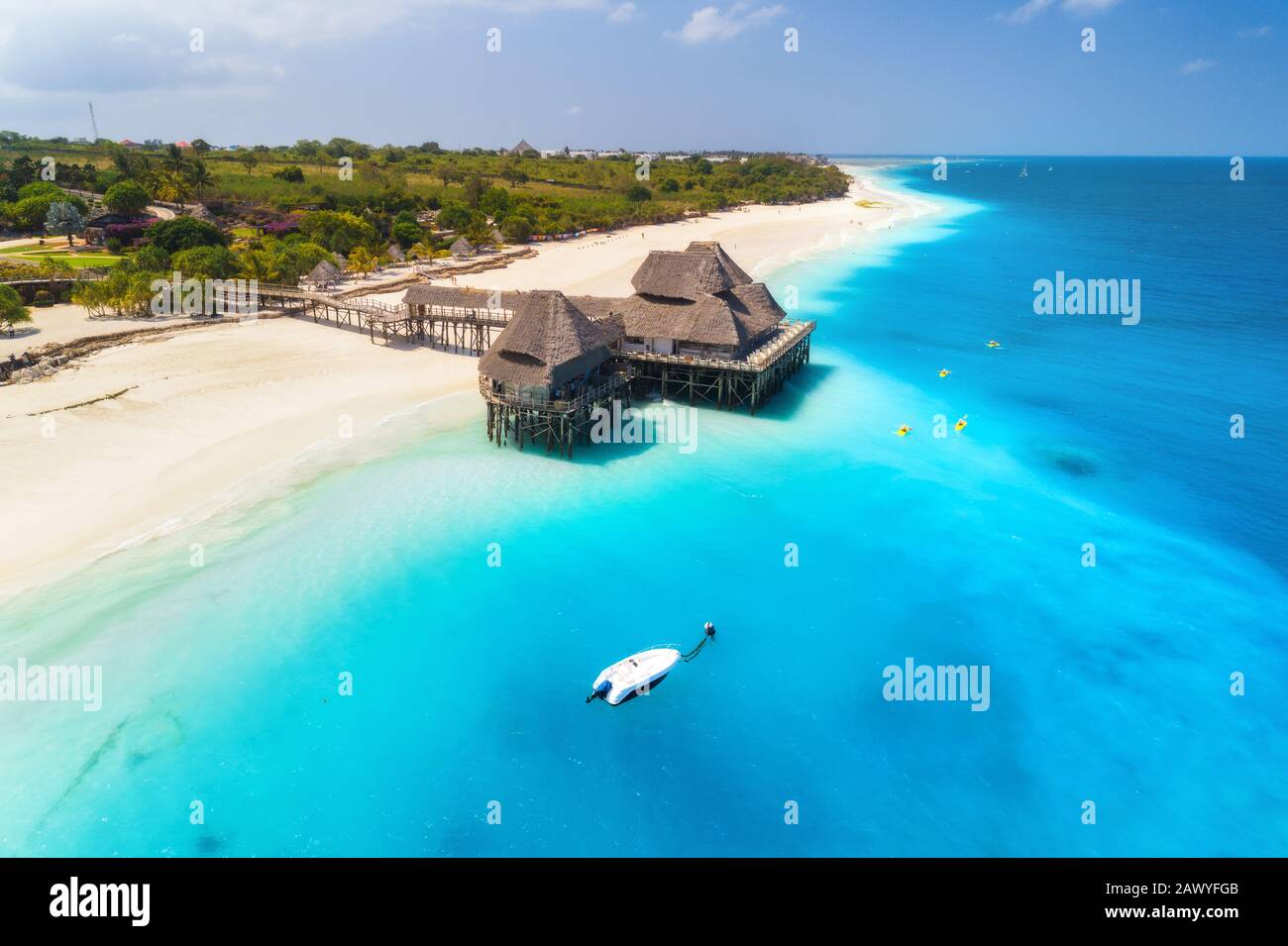 Vista aerea del bellissimo hotel sull'acqua nell'oceano al tramonto Foto Stock