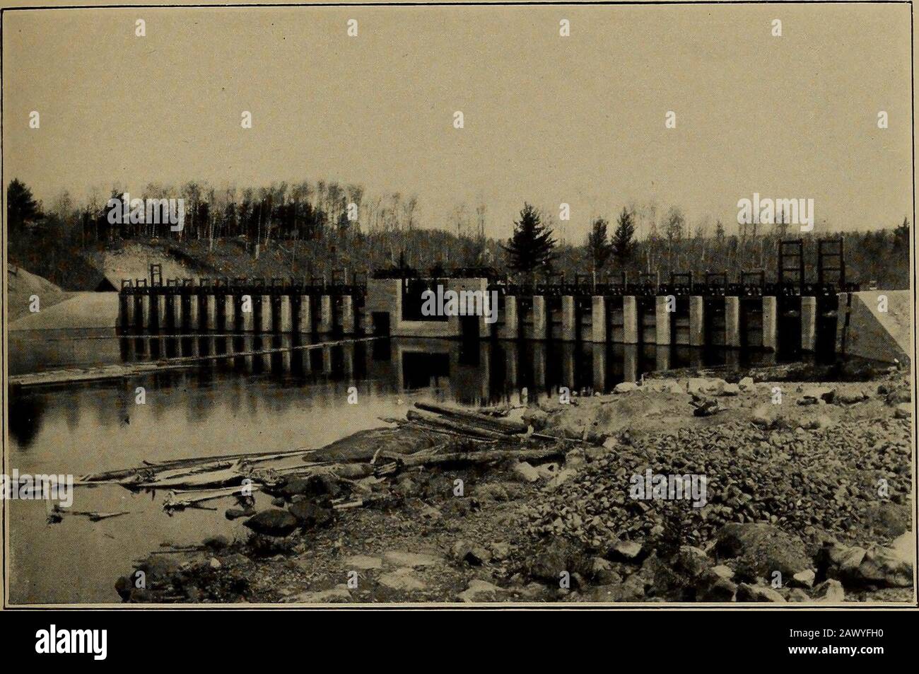 Risorse idriche del bacino del fiume Penobscot, Maine . J miglia sopra la testa del lago di Ambejejus a Debbsconeag Faers, fiUing numerouslagune e che scorre indietro nel Primo lago di Debbsconeag. AlthoughThis backwater copre una notevole area il suo valore per lo stoccaggio è com-parativamente piccolo, perché l'aumento di profondità di acqua immagazzinata è notlarge, a causa delle cadute a Ambejejjus e Passamagormuc. La diga all'uscita di North Twin Lake dà una testa di about25 piedi (tra cui 5 piedi di flashboard) disponibili per lo stoccaggio. È probabile che questa testa possa essere solo leggermente aumentata senza una considerabile Foto Stock