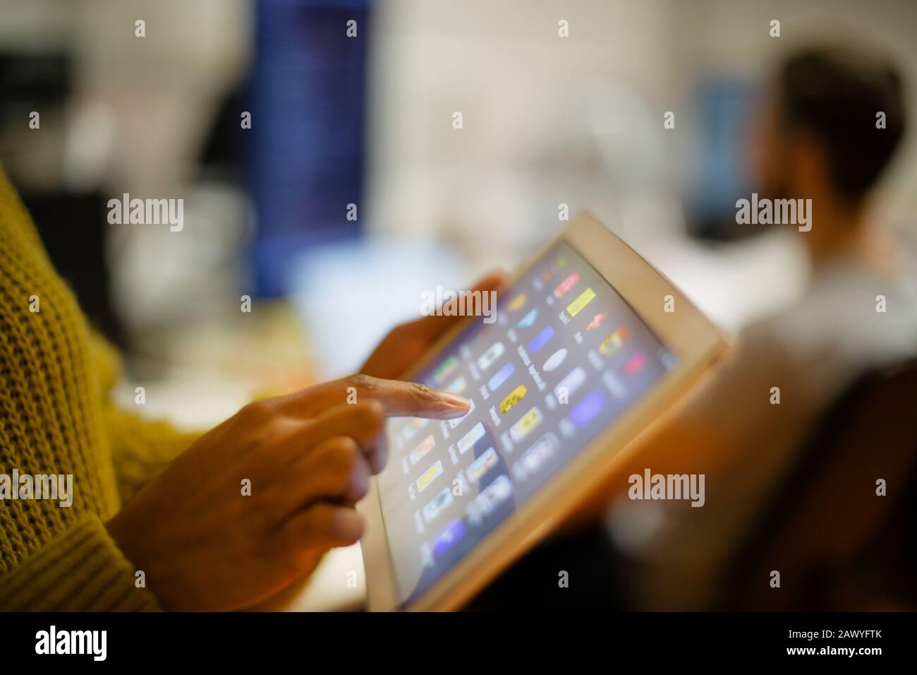 Primo piano donna utilizzando il touch screen del tablet digitale Foto Stock